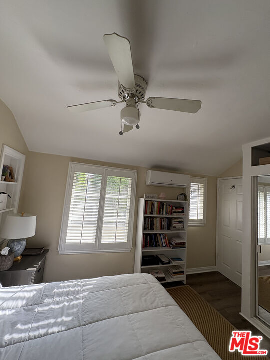 Building Photo - 725 Lorraine Blvd