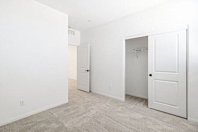 Building Photo - Stunning 3-Bedroom Home in Desirable Summerlin West