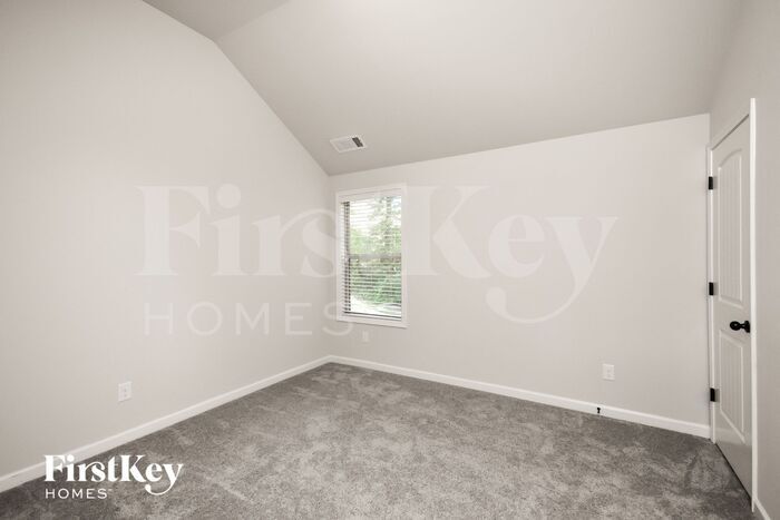 Building Photo - 448 Louise Way