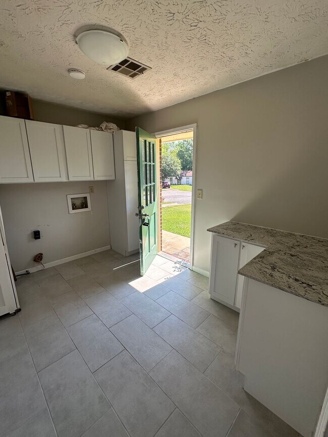 Building Photo - Beautiful home with everything you could want