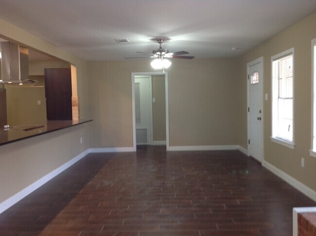 Building Photo - Gorgeous Remodel - North Austin Home!