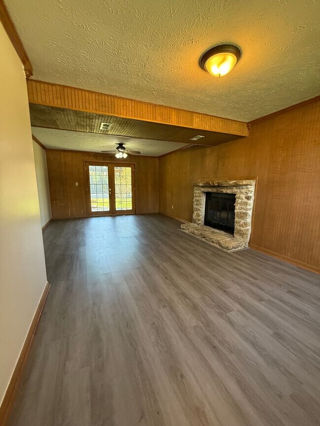 Building Photo - 3 BR / 3 BA Single-family home near Ellettsville