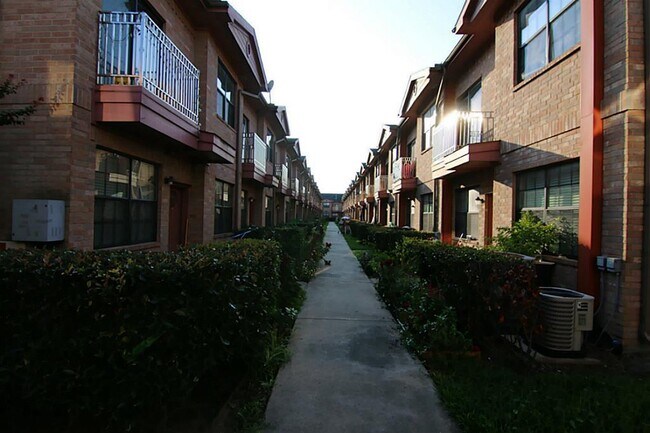 Building Photo - 9400 Bellaire Blvd