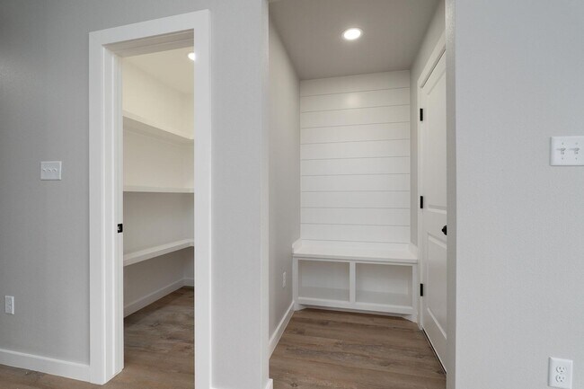 Building Photo - Spacious 3 Bedroom Home Located Less Than 15 Minutes from Stargate with Beautiful Modern Finishes...