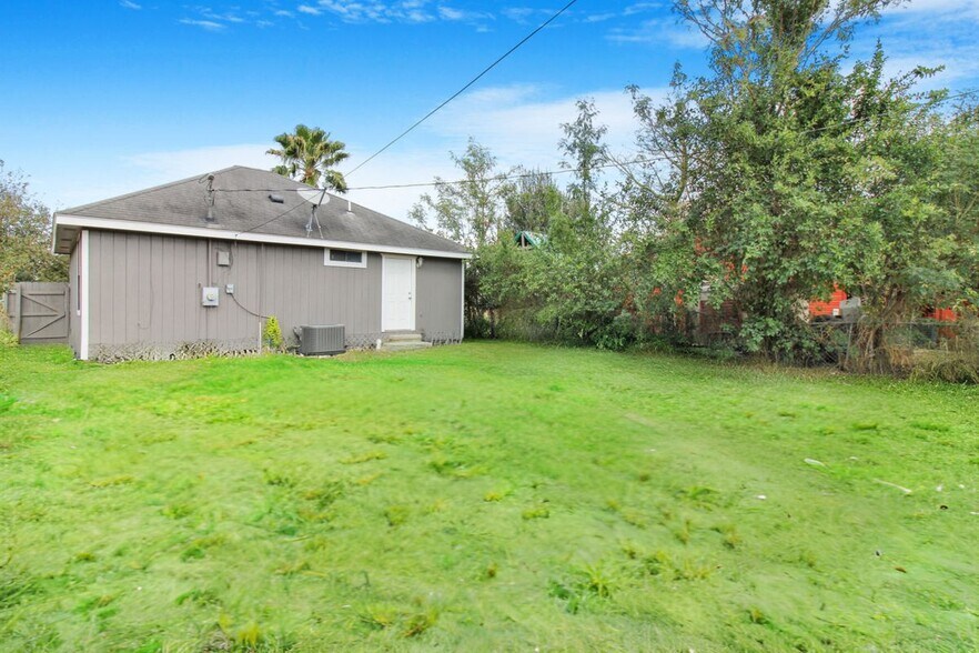 Building Photo - 422 Bahia St