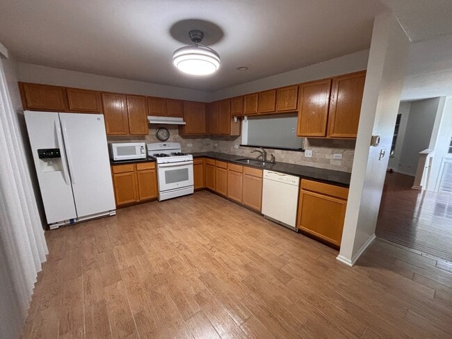 Building Photo - 2712 Woodmere Dr