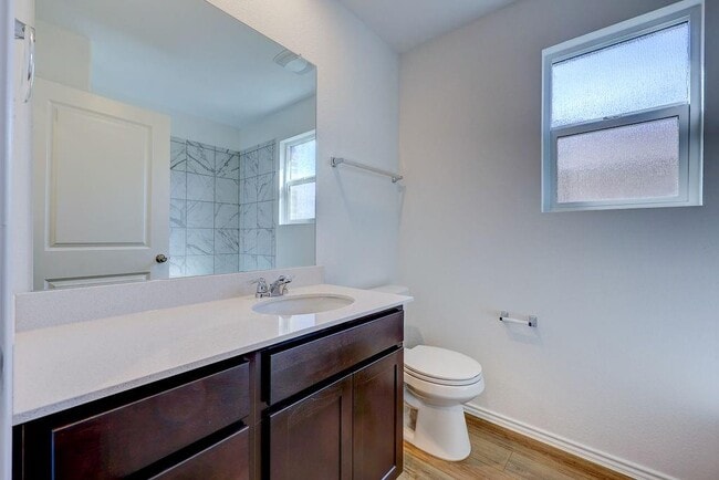 Building Photo - 618 Waterway Ave