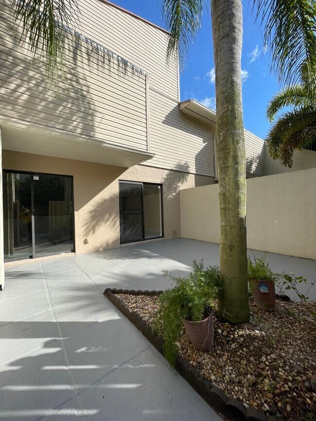 Building Photo - 616 Executive Center Dr