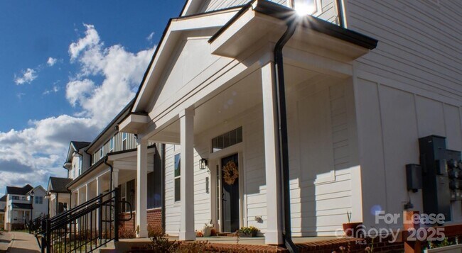 Building Photo - 17014 Fairmount Way