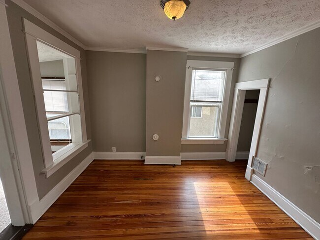 Building Photo - 184 E 12th Ave