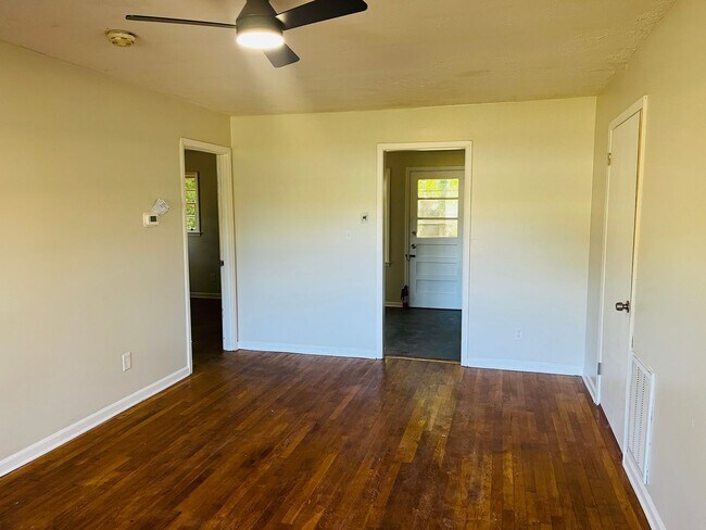 Building Photo - 531 Locke St