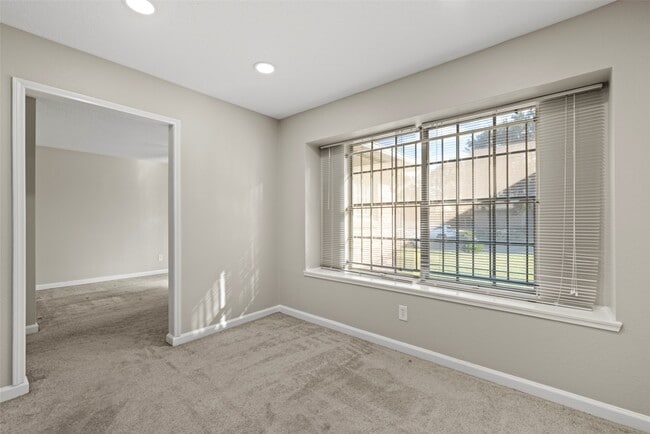 Building Photo - 8818 Edgemoor Dr