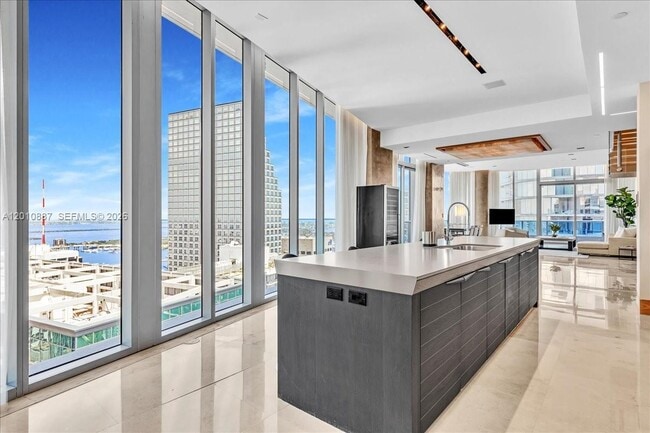 Building Photo - 200 Biscayne Blvd Way