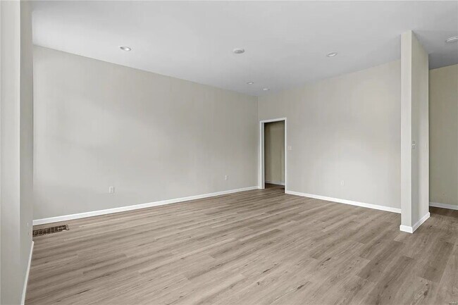 Building Photo - Gorgeous Three Bedrooms\ with IN-UNIT Laun...