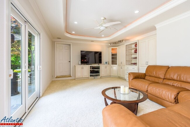 Building Photo - Stunning Home | Desirable Neighborhood | D...