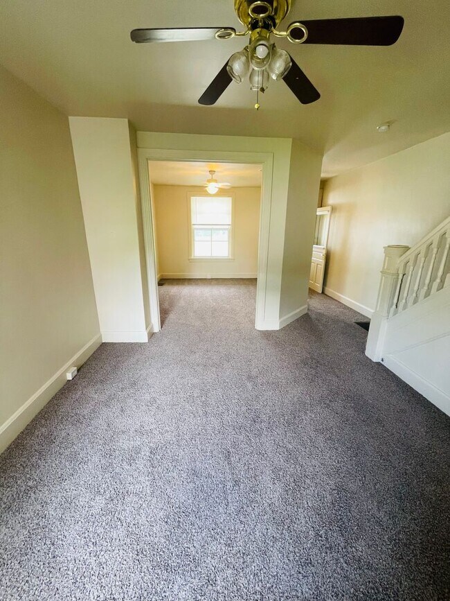 Building Photo - 3 Bedroom Single Family Home in Harrisburg!