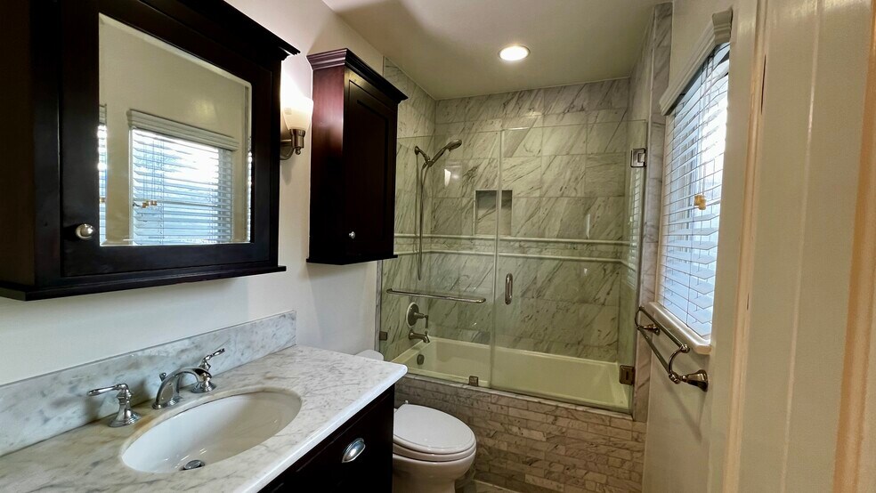 Building Photo - 10830 Lindbrook Dr