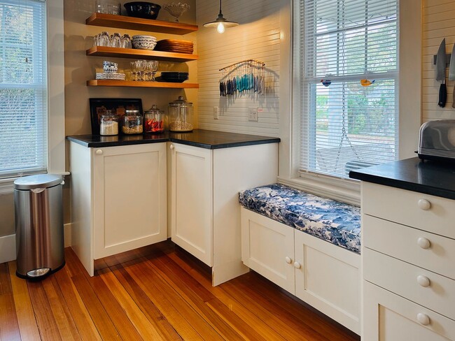 Building Photo - Charming 2 Bed 1 Bath
