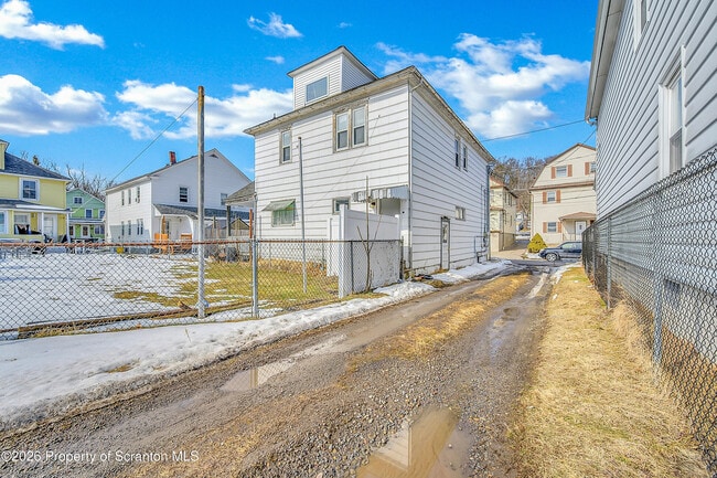 Building Photo - 53 Sobieski St