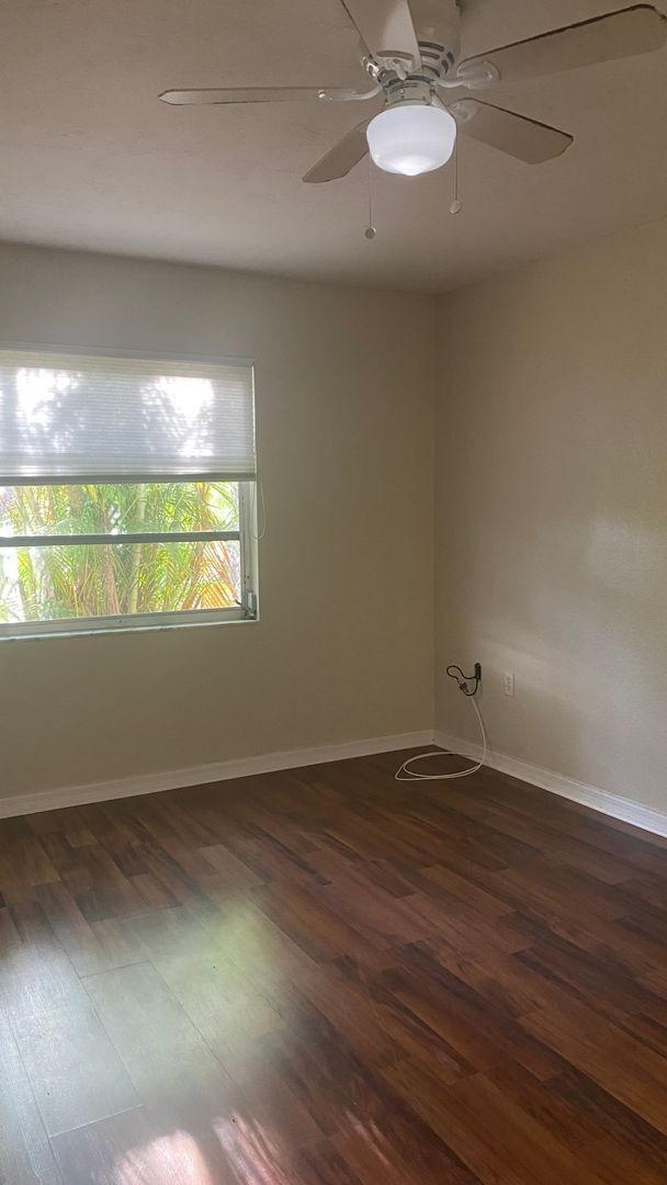 Building Photo - Updated 1-Bedroom Condo in a Gated Communi...