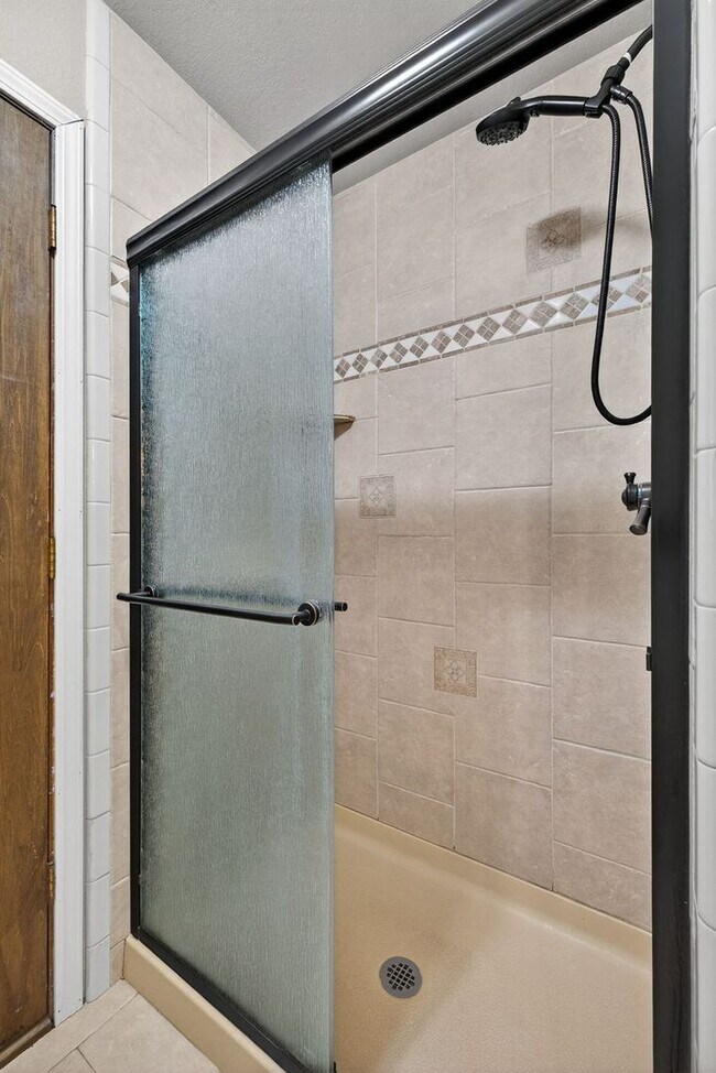 Building Photo - Charming 3-Bed / 2-Bath Retreat on Over an Acre in Sebastopol