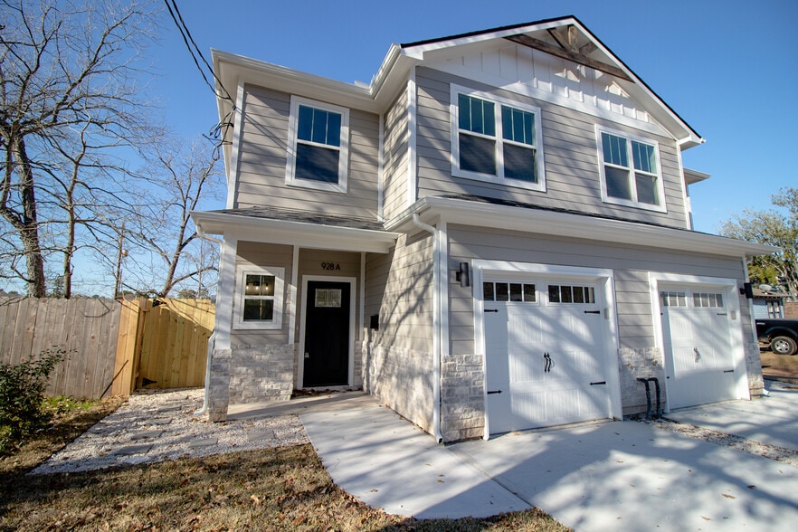 Garage parking! - 928 W Austin St