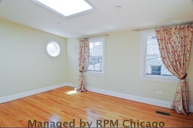 Building Photo - 1357 N Wolcott Ave