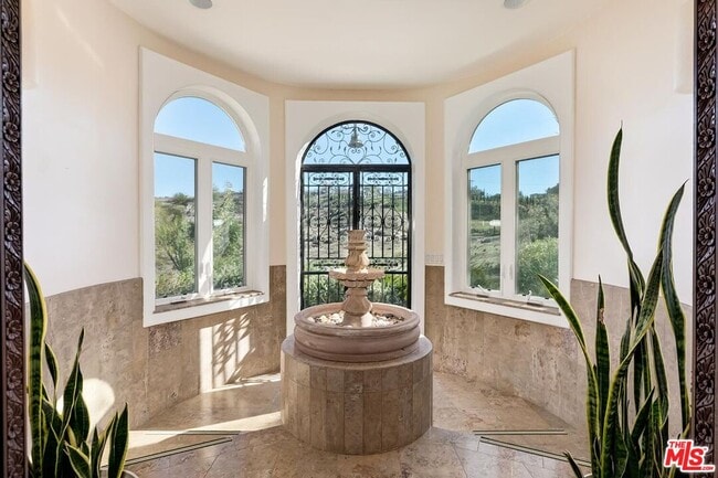 Building Photo - 10827 Pacific View Dr