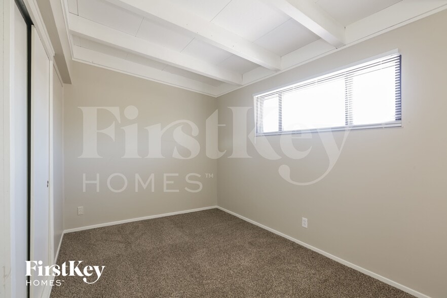 Building Photo - 333 S Mallard St