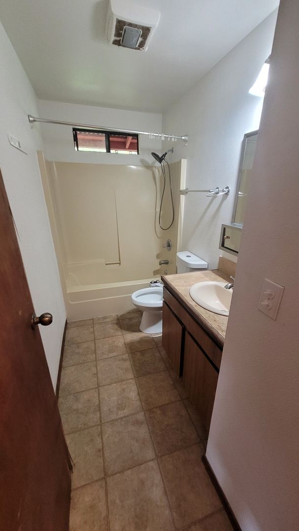 Building Photo - 15-1876 19th Ave