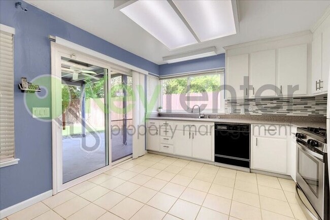 Building Photo - 7005 Woodside Dr