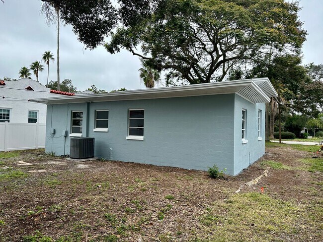 Building Photo - Stunningly Renovated 2/1 near the water av...