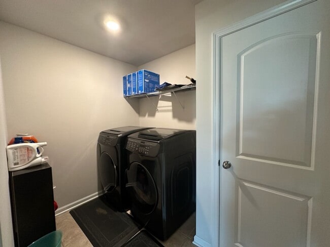 Building Photo - Like New Beautiful home in Wesley Chapel