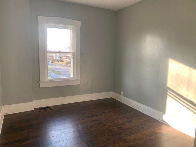 Building Photo - 2200 E 5th St