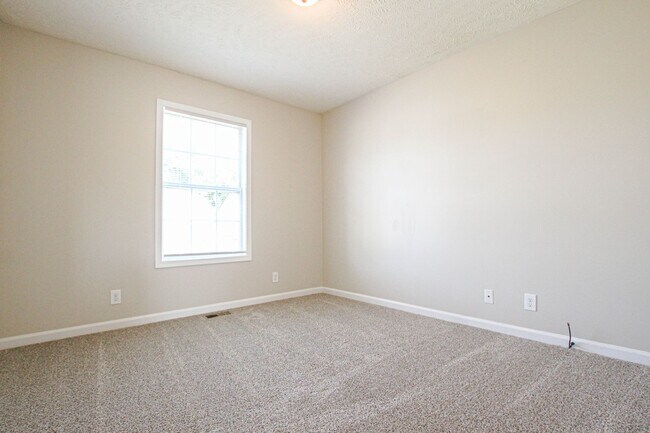 Building Photo - Pet Friendly Three Bedroom!