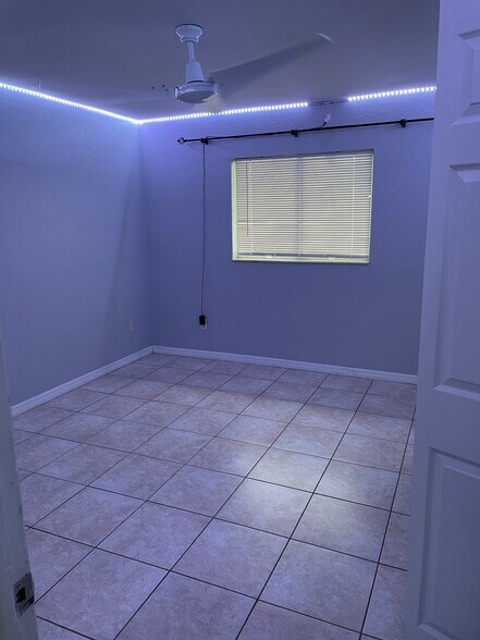 Building Photo - 413 NE 24th Pl