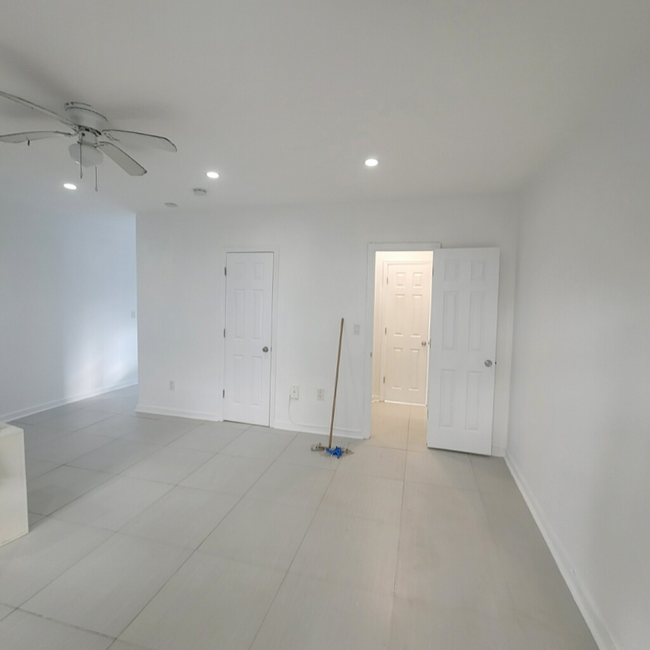 Primary Photo - 916 W 42 St