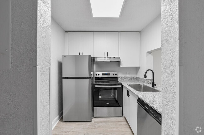 2BR, 1BA - 725 SF - Kitchen - Vista Shores