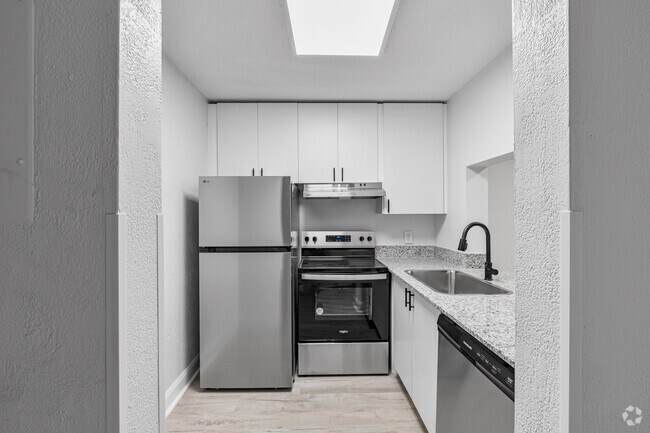 2BR, 1BA - 725 SF - Kitchen - z-071026-Vista Shores