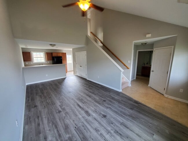 Building Photo - 10 Paige Dr