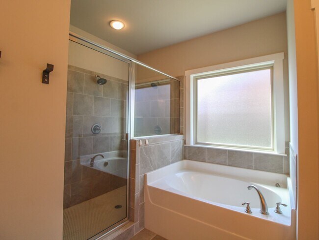 Building Photo - Great Location near Edgewater and Toyota F...