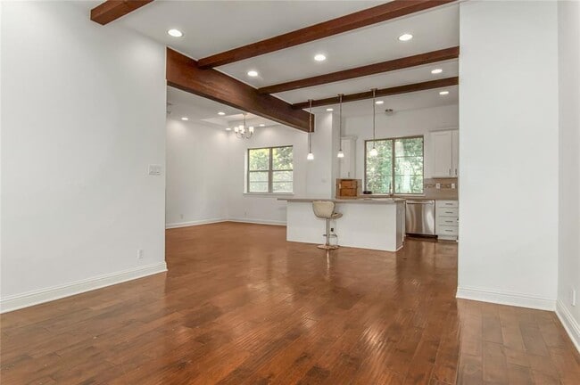 Building Photo - 611 Mazal Ln