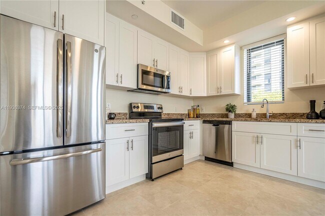 Building Photo - 1091 Galiano St