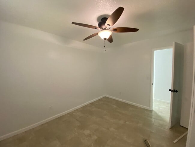 Building Photo - 3 bedroom 2 bath with extra storage!