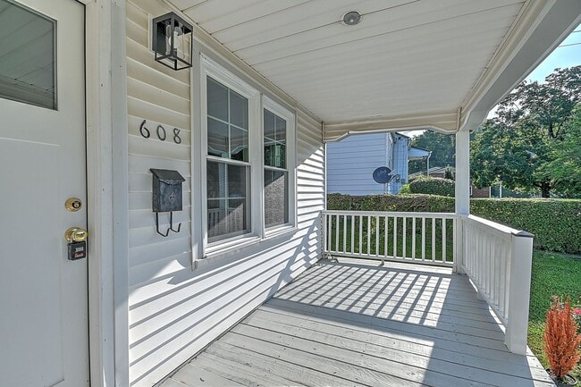 Building Photo - 608 Forest St