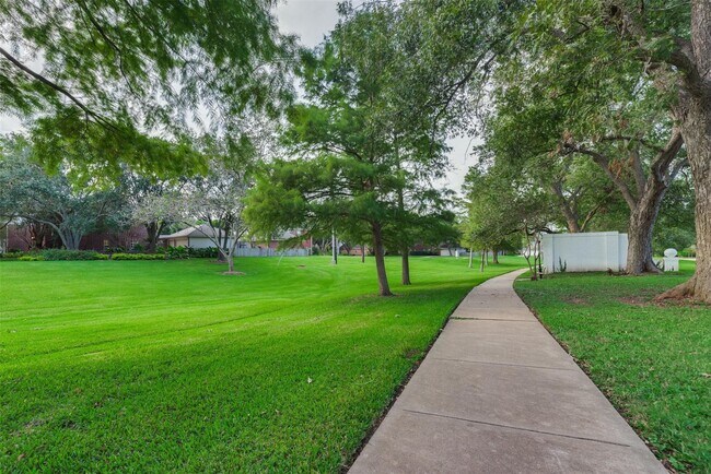Building Photo - 3902 Lyndhurst Pl