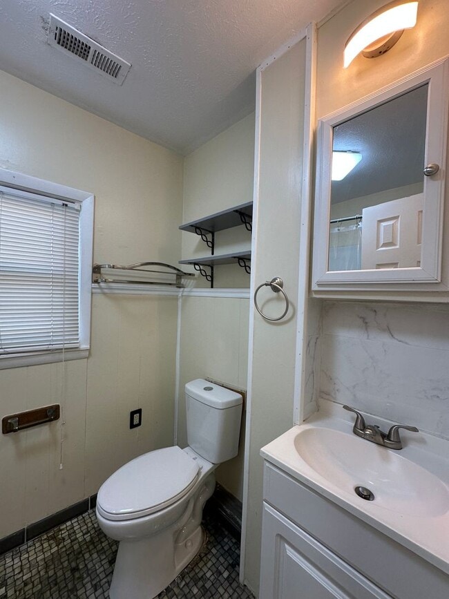 Building Photo - 717 Plantation Rd