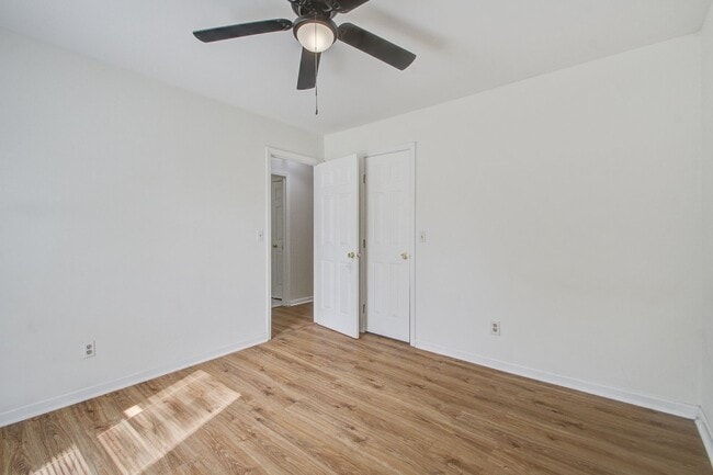 Building Photo - 2451 Castlereagh Rd