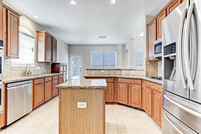 Building Photo - 8607 Saratoga Dr