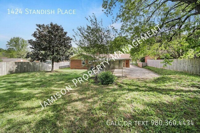 Building Photo - 1424 Standish Pl